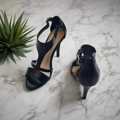 Petite summer sandals in black leather