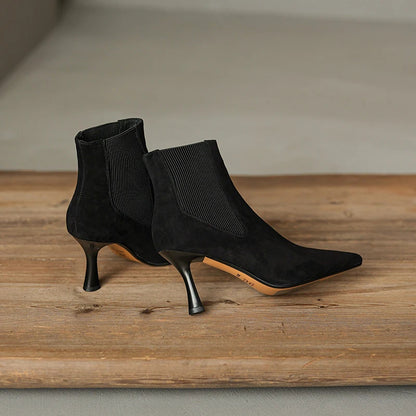 Petite ankle boots in black suede with a kitten heel