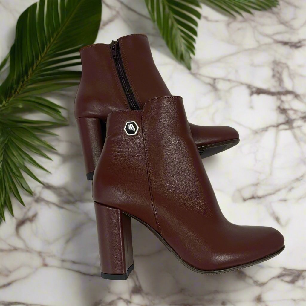 Petite ankle boots in brown leather with a round toe and block heel