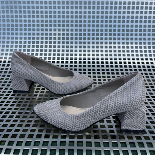 BEA petite size genuine leather block heels with a 5.5cm heel height and a textured pattern, displayed on a metal grid background.