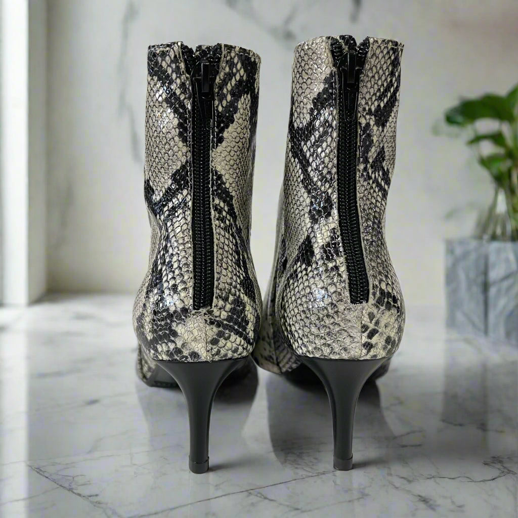 Petite ladies shoes in snake ski n in black and grey