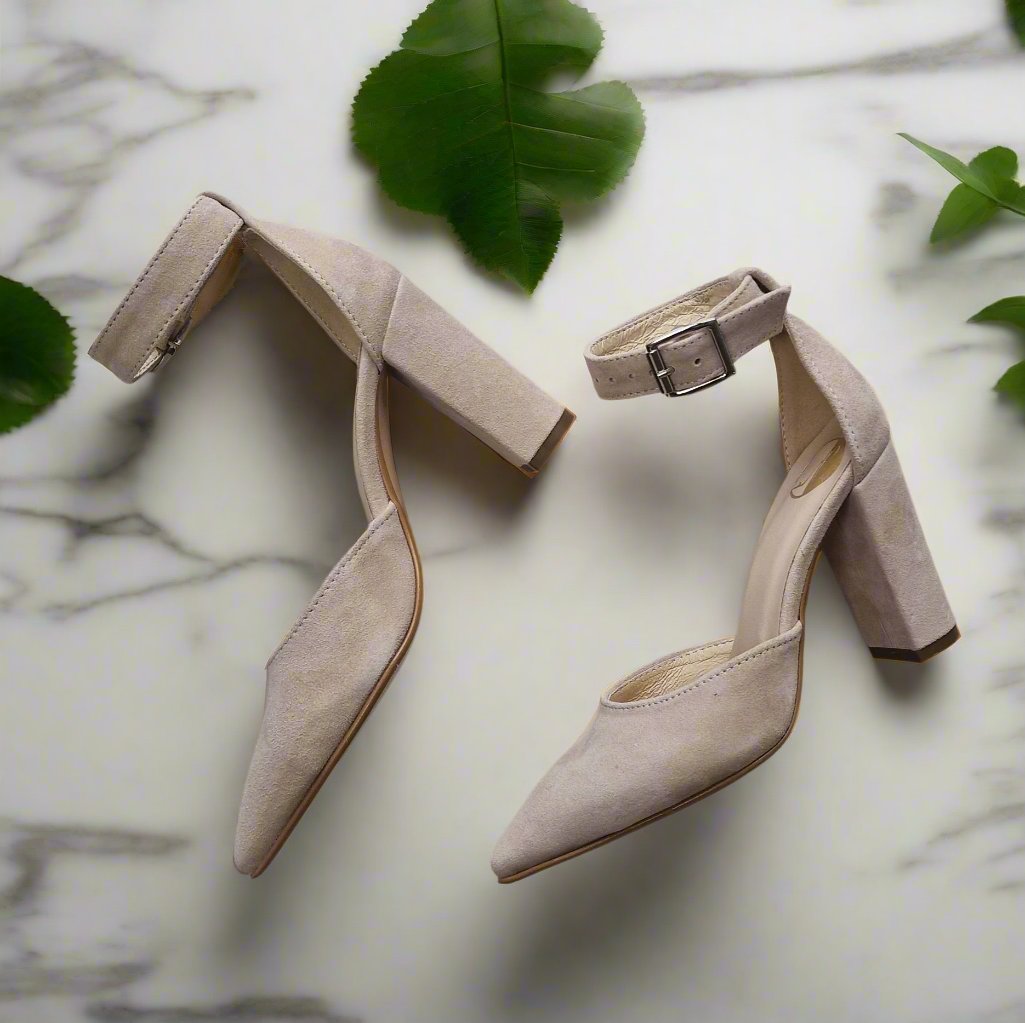 Pointed toe court heels in nude suede