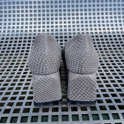 Small size court heels in textured grey leather