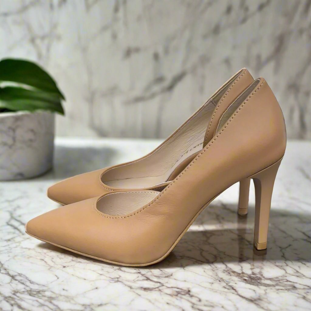 Small size heels in tan leather