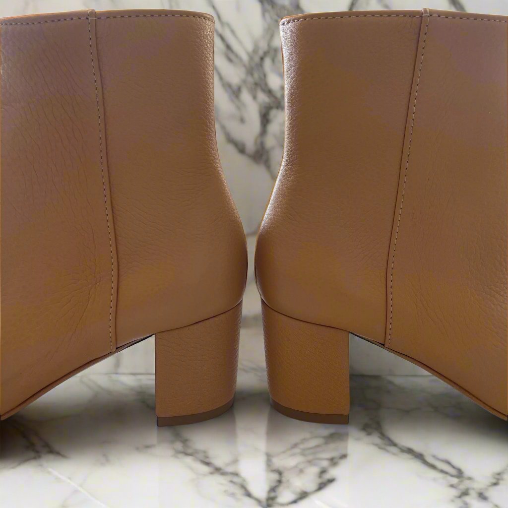 Ankle boots set on a block heel in tan genuine leather