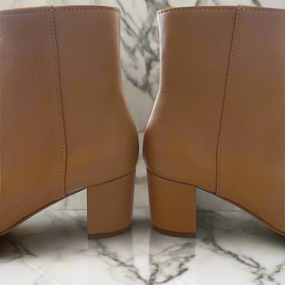 Ankle boots set on a block heel in tan genuine leather