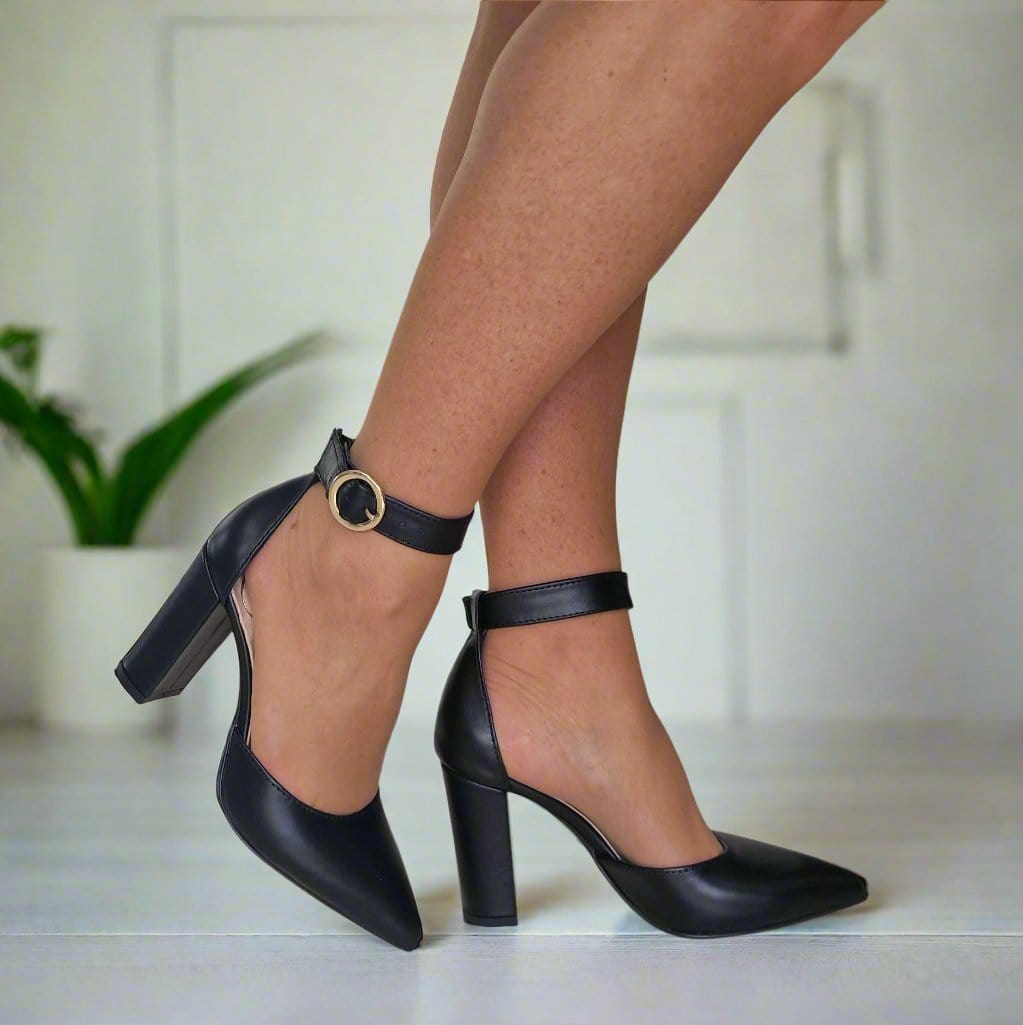 Small size pointed toe court heels