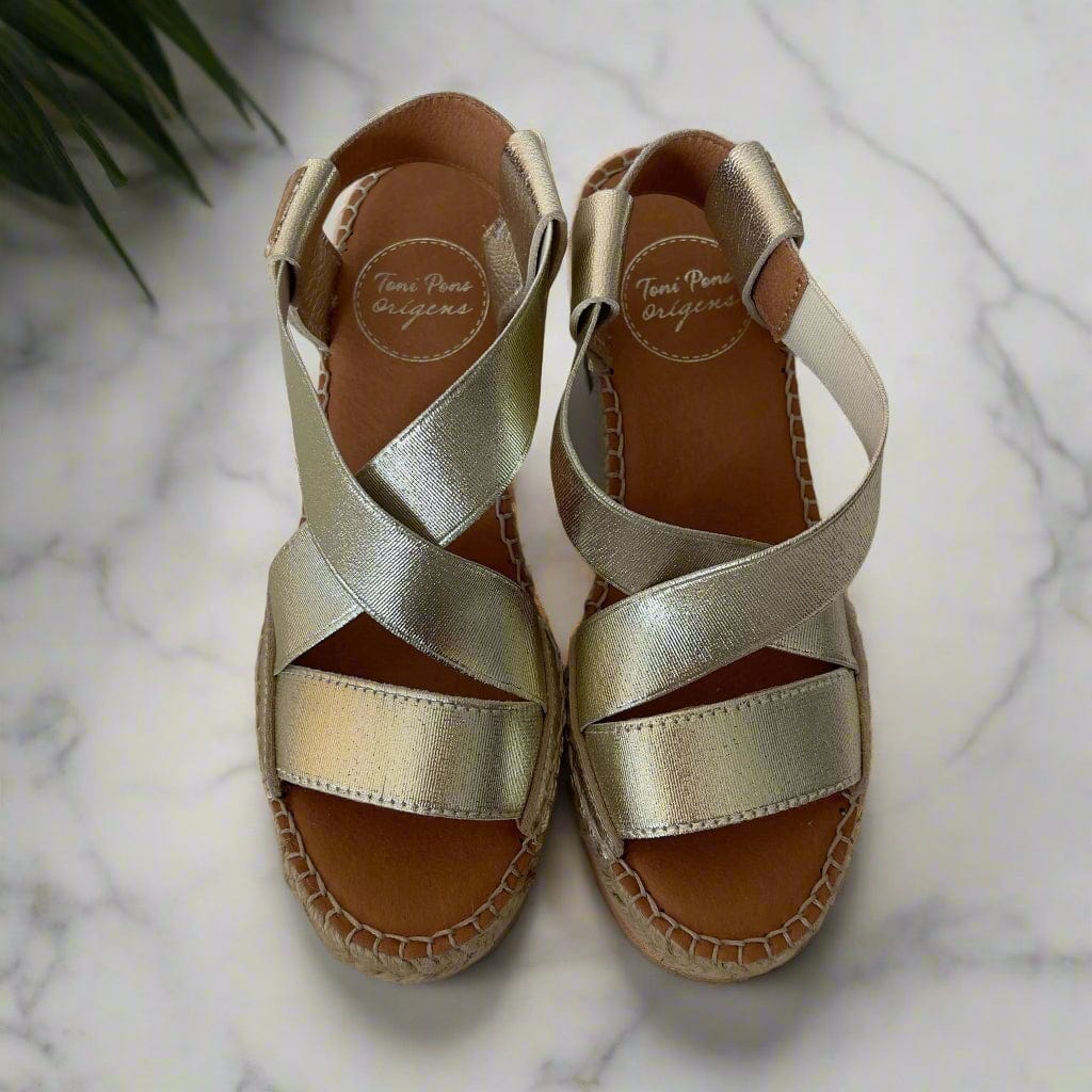 Small size comfort sandals in gold leather