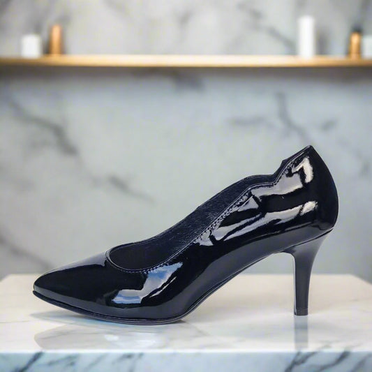 Petite size court heels in black patent leather 