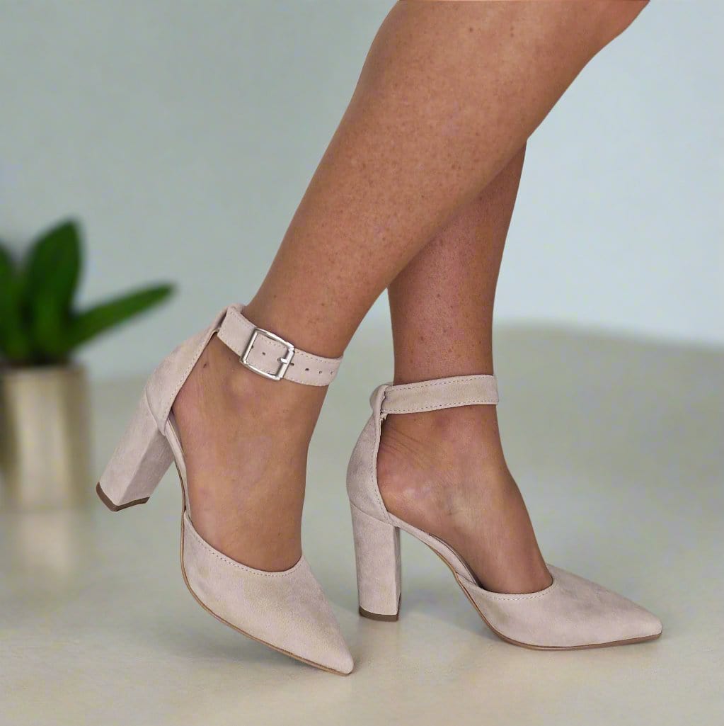 Pointed toe court heels in petite size