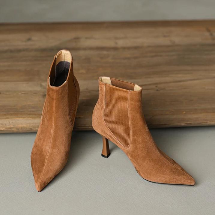 Petite ankle boots in brown suede with a kitten heel