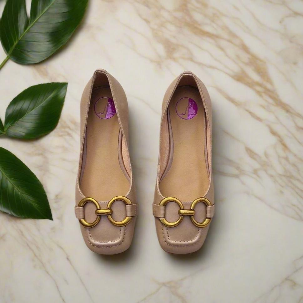 Petite ballerina shoes in beige leather with gold buckle and heel