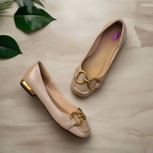 Petite ballerina shoes in beige leather with gold buckle and heel