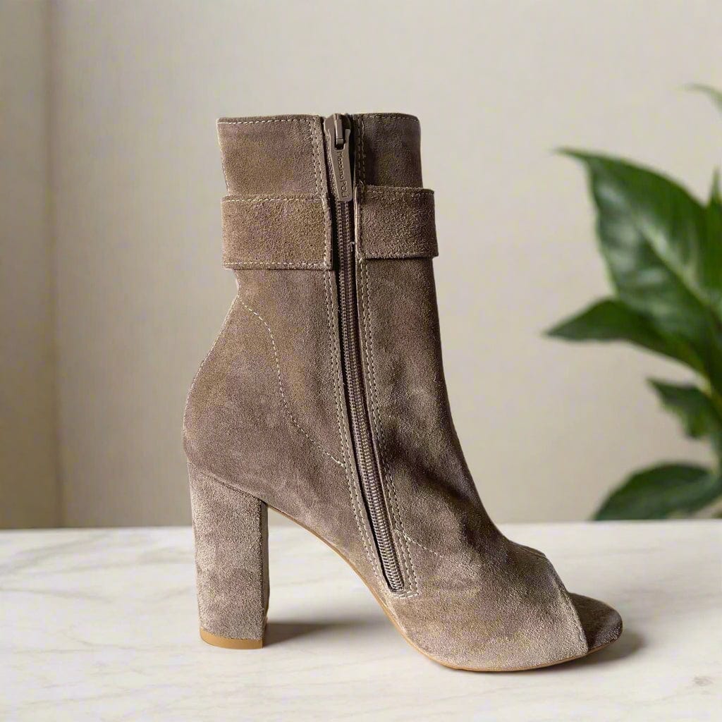 Block heel open toe calf boots in beige suede with a gold buckle