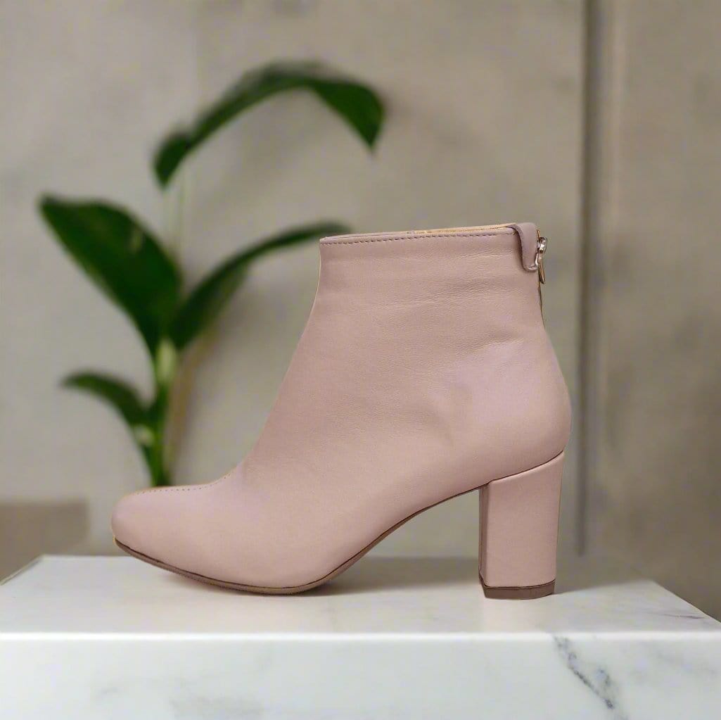 Petite ankle boots in nude leather with a block heel and a zip at the back