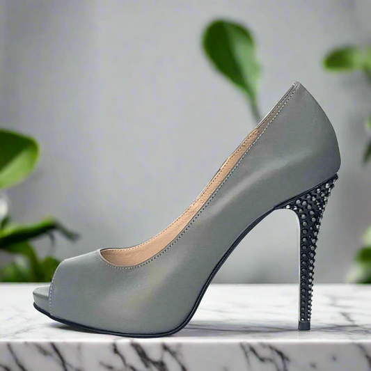 Open toe court heels in grey leather