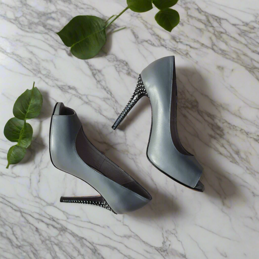 Open toe court heels in grey leather