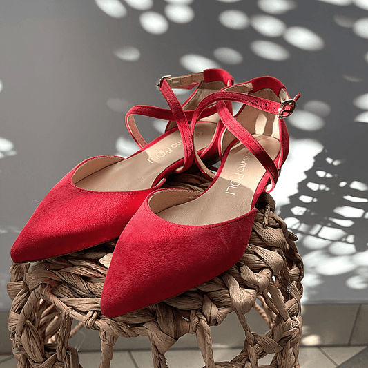 Pointed toe flat pumps in red suede